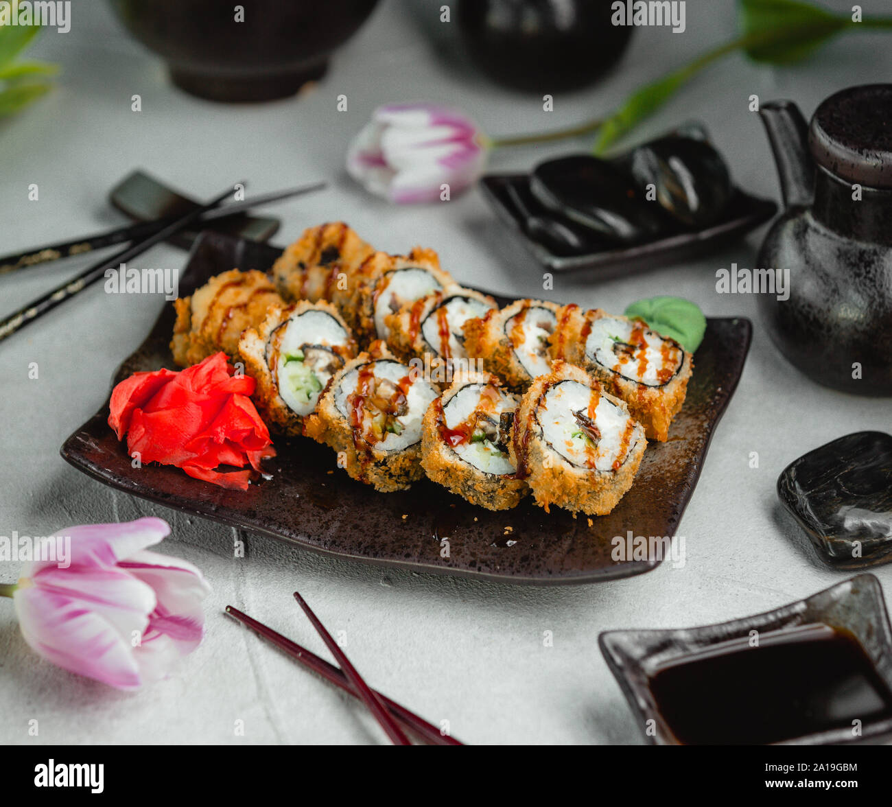 Sushi frit avec du gingembre et wasabi Banque D'Images