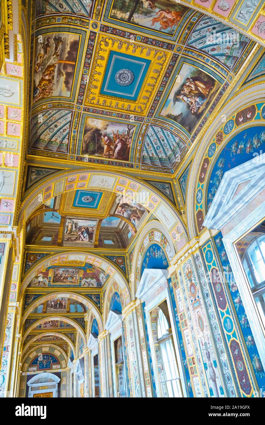 Saint-pétersbourg, Russie - 7 juillet, 2019 : Musée de l'Ermitage, la décoration sur le plafond Banque D'Images