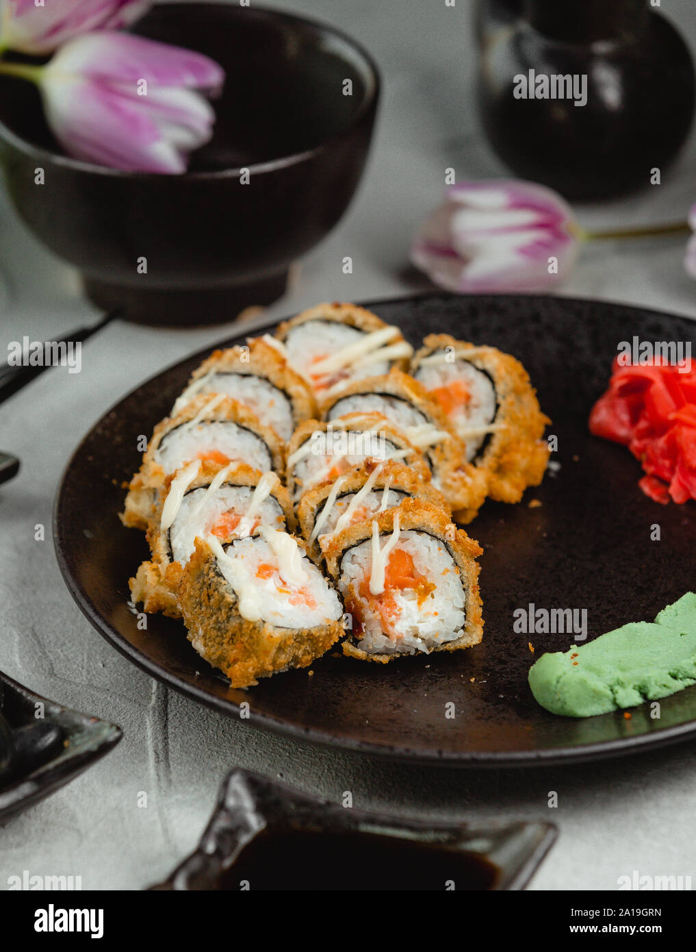 Sushi frit avec du gingembre et wasabi Banque D'Images