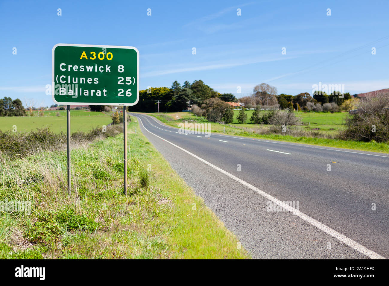 Australian Road Sign le long de l'A300 avec la distance pour les villes suivantes, Creswick, Clunes et Ballarat Banque D'Images