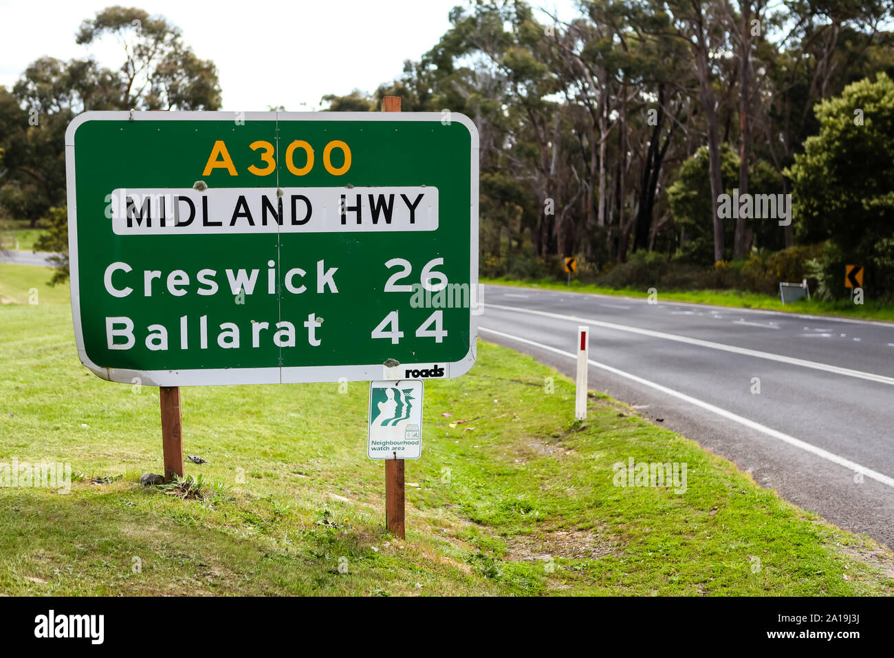 Australian Road Sign le long de l'A300 avec la distance pour les villes suivantes, Creswick et Ballarat Banque D'Images