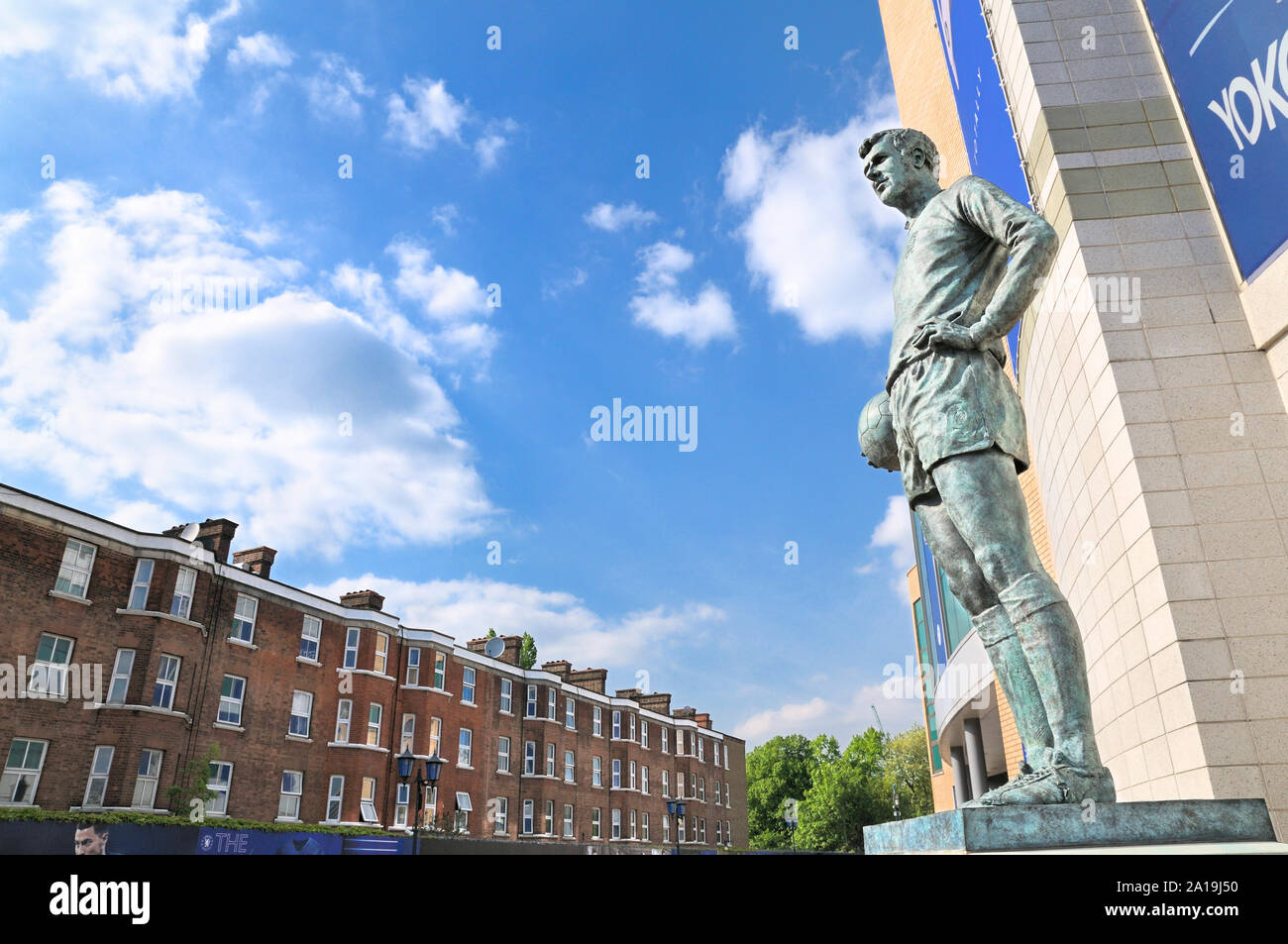 Statue en bronze de la légende du football Peter Osgood 'Le Roi de Stamford Bridge' à l'extérieur du Club de Football de Chelsea Stamford Bridge, London, England, UK Banque D'Images