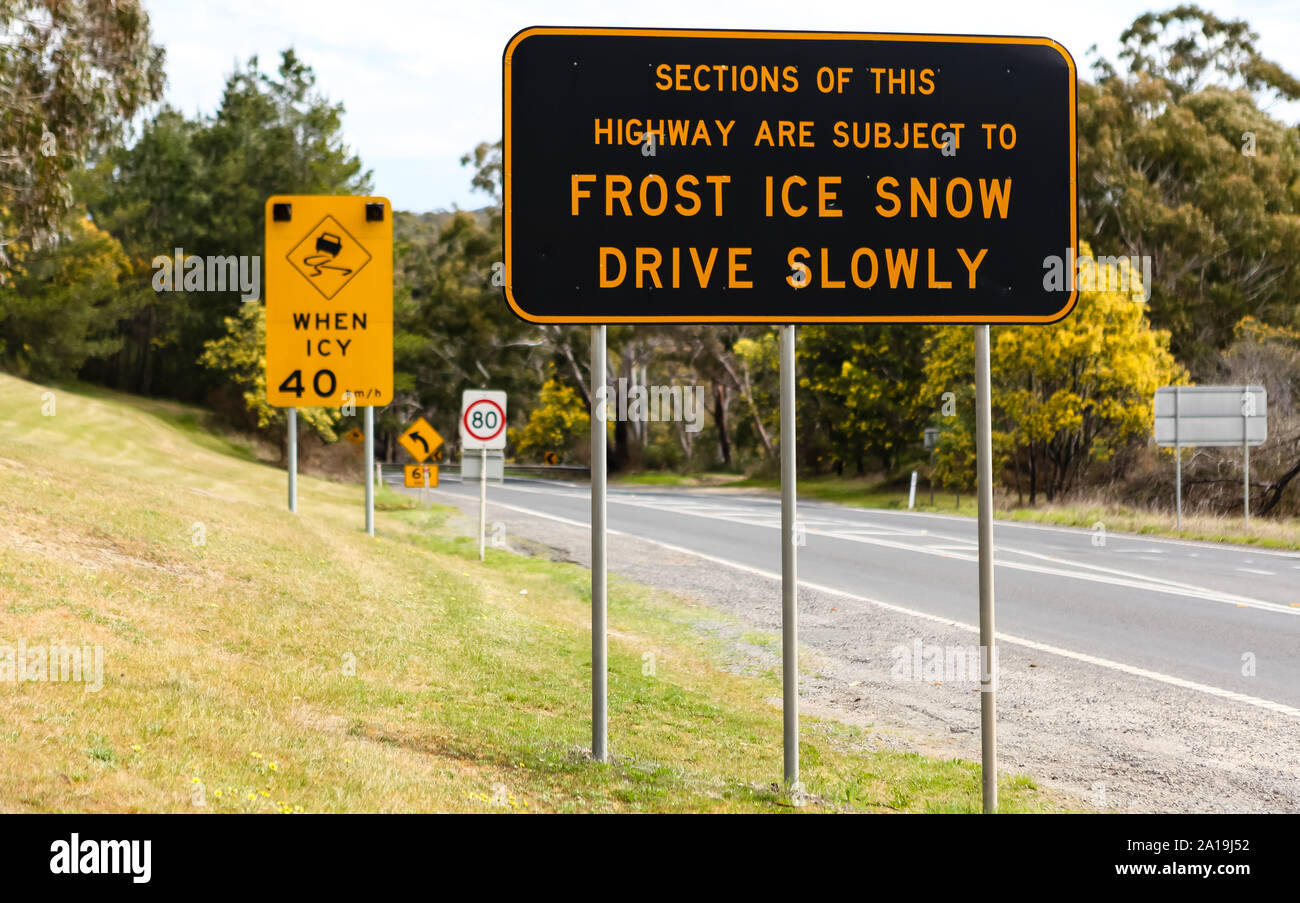 Un panneau routier australien prévient les conducteurs de la possibilité de givre, de glace et de neige le long de l'A300 Banque D'Images