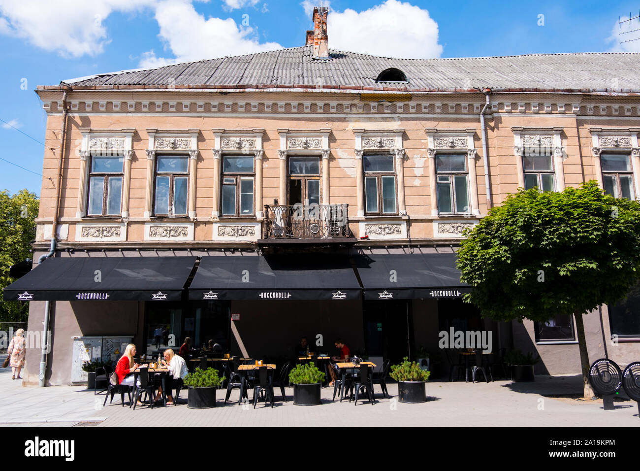 Terrasse de restaurant, Laisves aleja, boulevard principal, Kaunas, Lituanie Banque D'Images