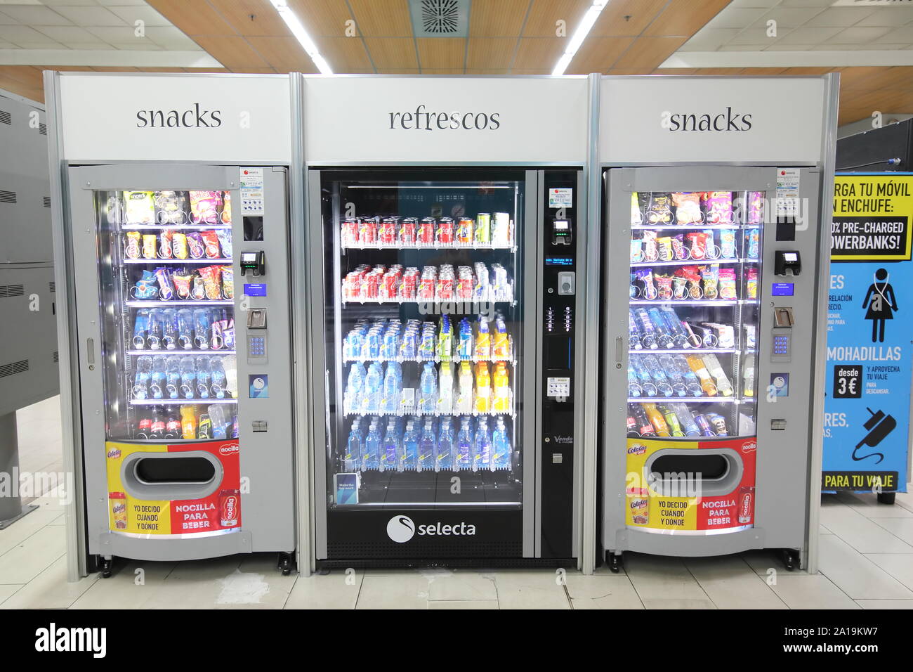 Distributeur automatique de boissons et snacks à Moncloa Madrid Espagne bus  terminal Photo Stock - Alamy