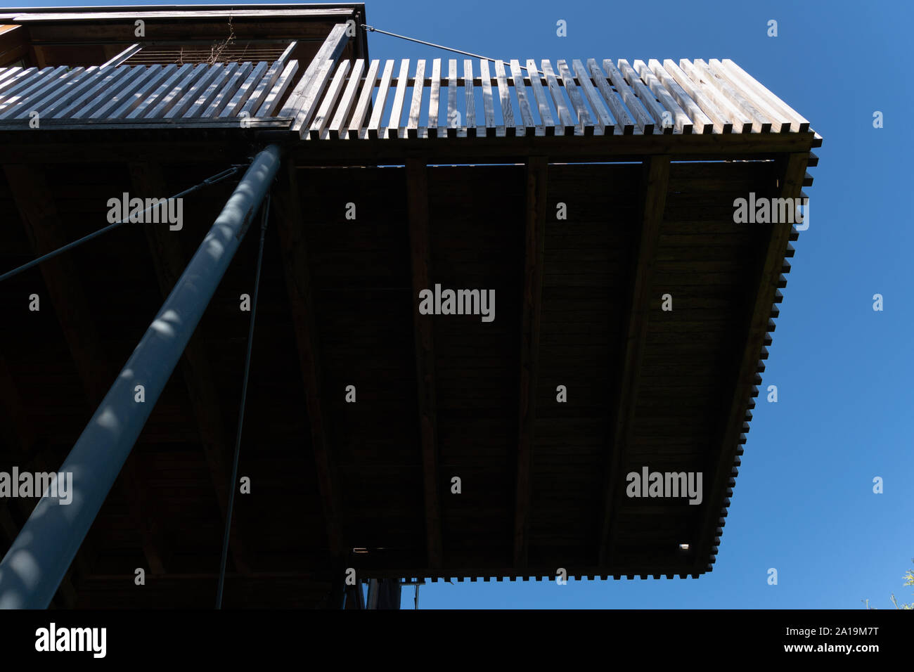 Cabine balcon façade moderne en bois détail. Chambre élevée comme une maison d'arbre Banque D'Images