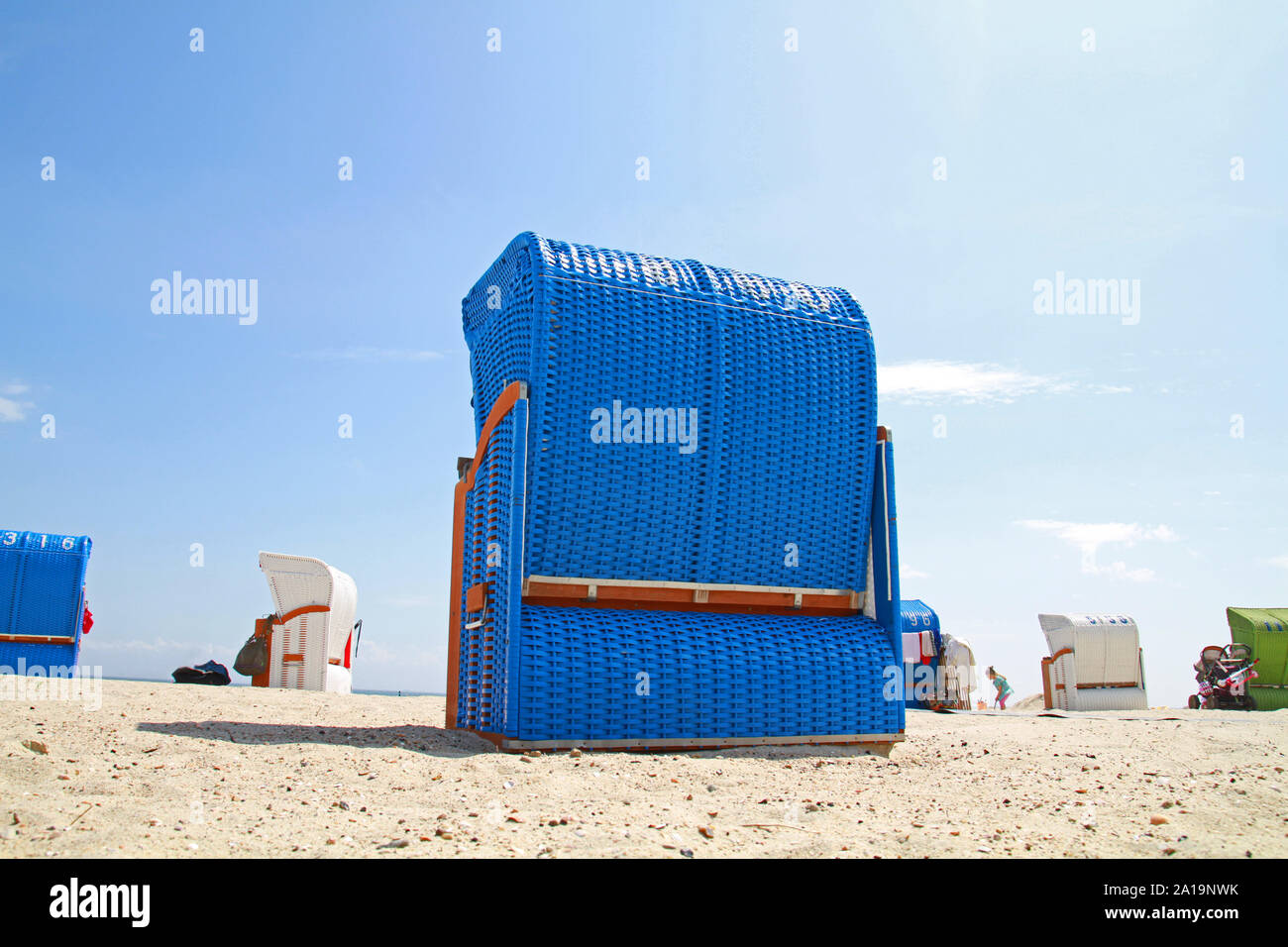 Chaise de plage bleu sur la côte allemande Banque D'Images