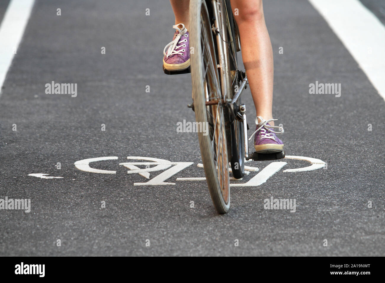 Cycliste féminine en été Banque D'Images