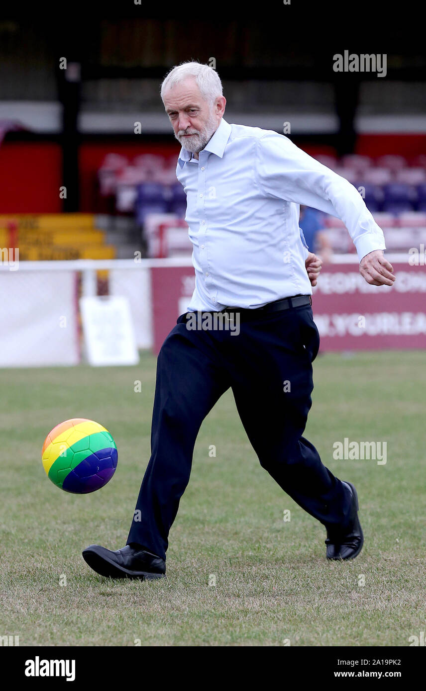 PHOTO INÉDIT DATÉ DU 23/09/19 photo inédit daté du 23/09/19 de Jeremy Corbyn leader du parti, jouer au football avec un arc-en-ciel ball lors d'une visite à Whitehawk Football Club, au cours de la conférence du parti travailliste à Brighton. Banque D'Images