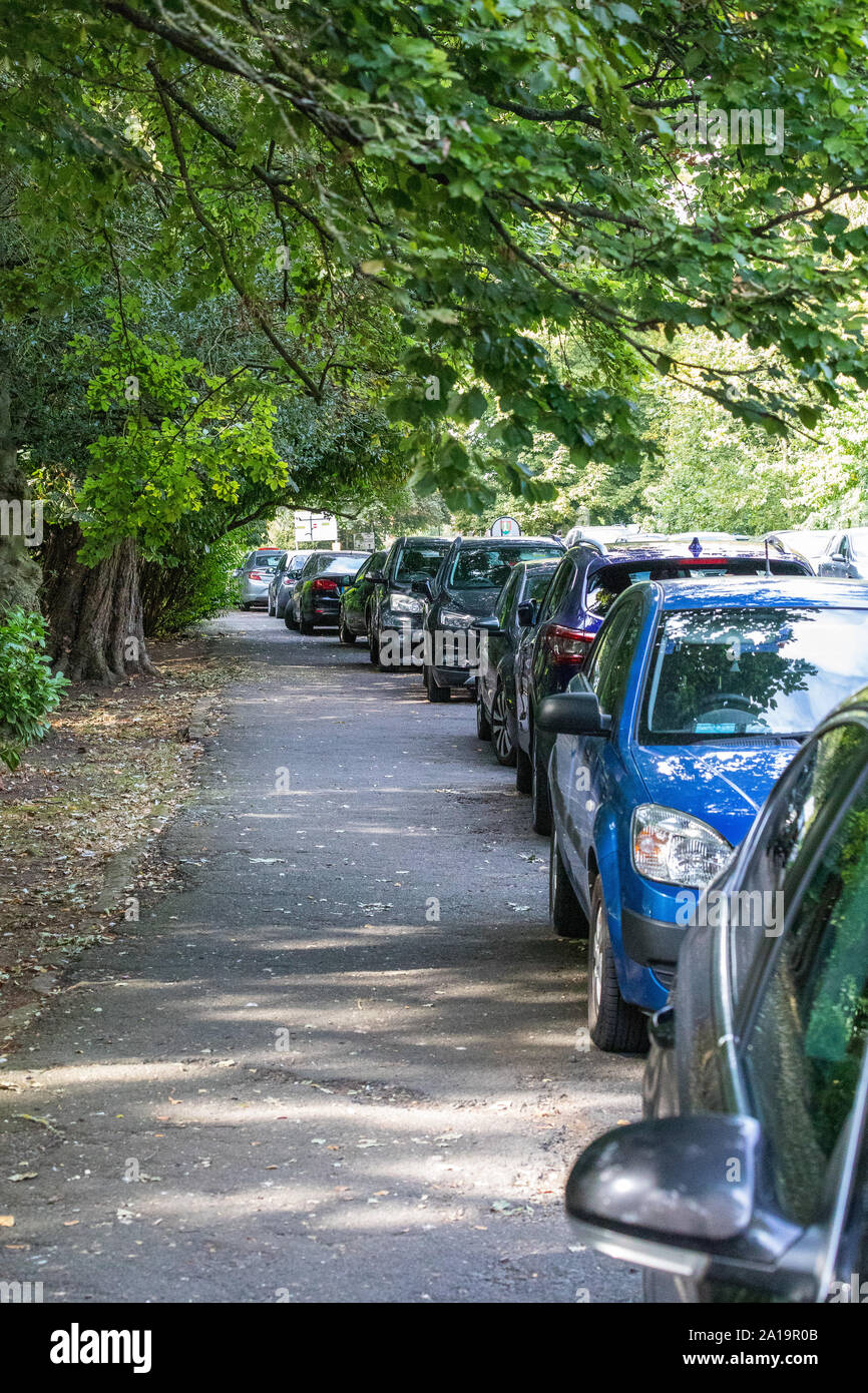 Les voitures stationnées sur la chaussée entravent l'accès des piétons et des personnes à mobilité réduite Banque D'Images