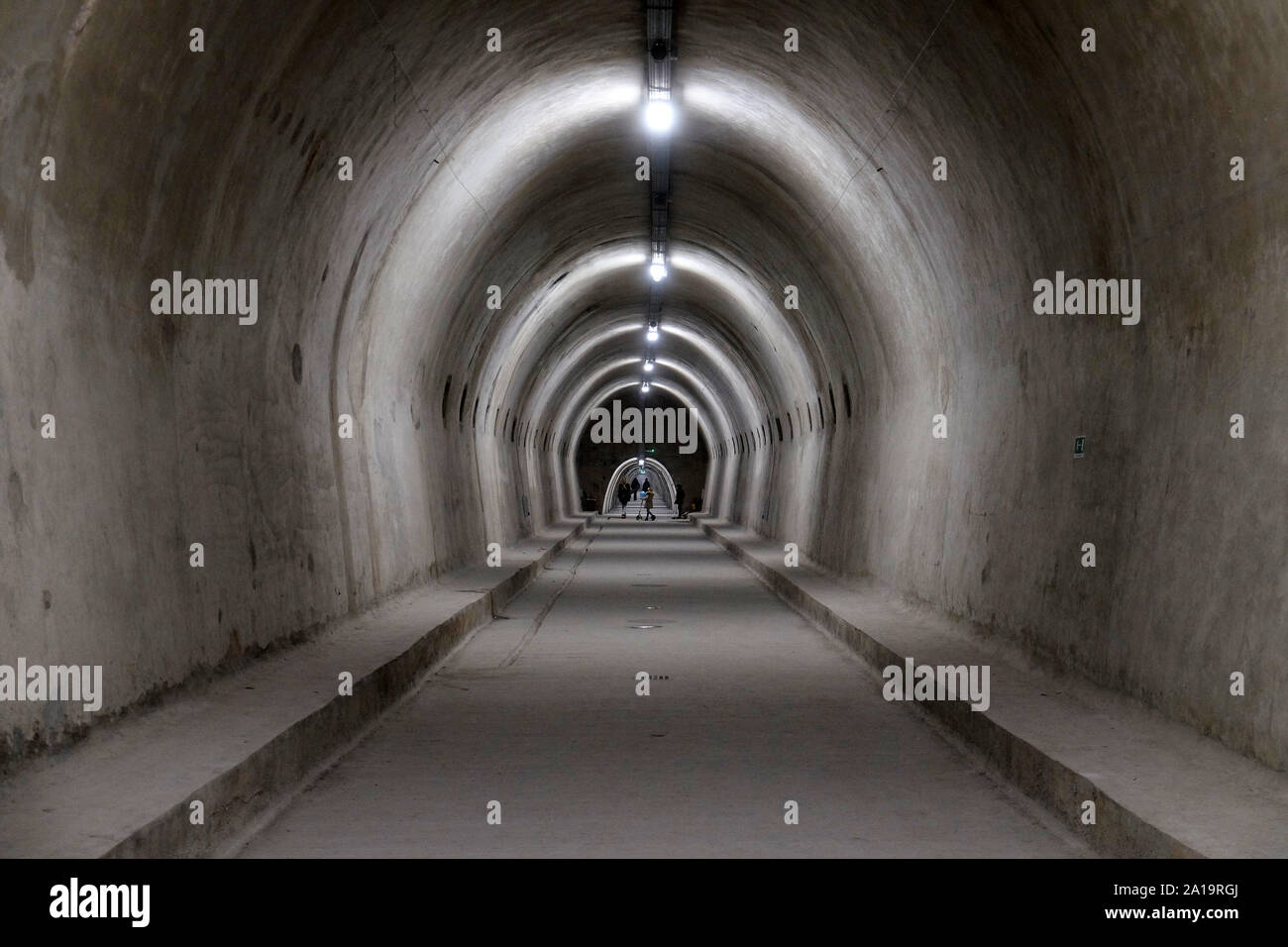 L'IRGC Tunnel est un WW2 en vertu de la vieille ville, attraction touristique. Rénové et ouvert pour la marche et expositions, à Zagreb, Croatie Banque D'Images