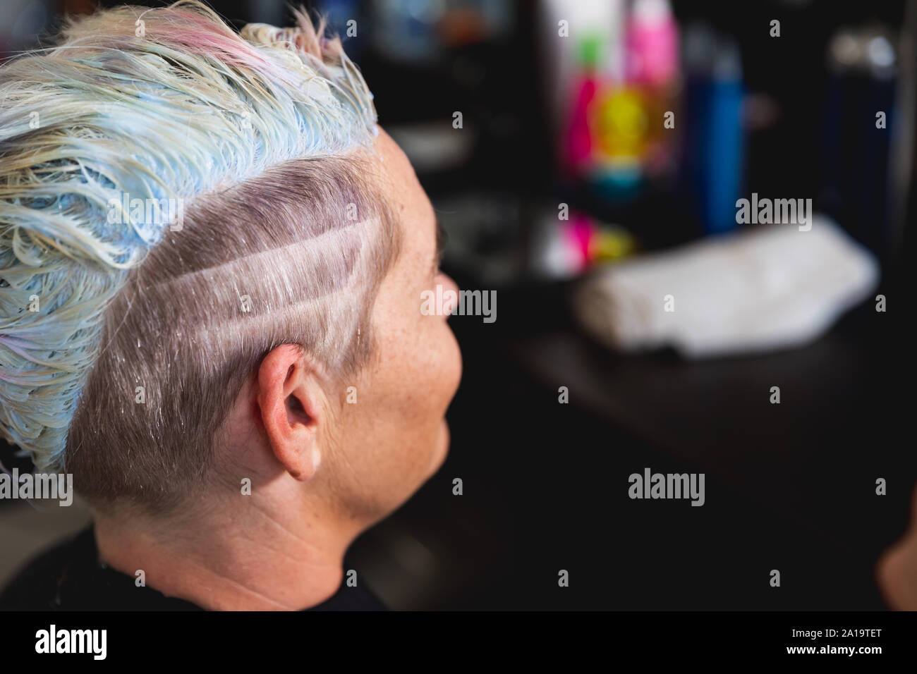 Cliente ayant ses cheveux avec son style de coiffure Banque D'Images