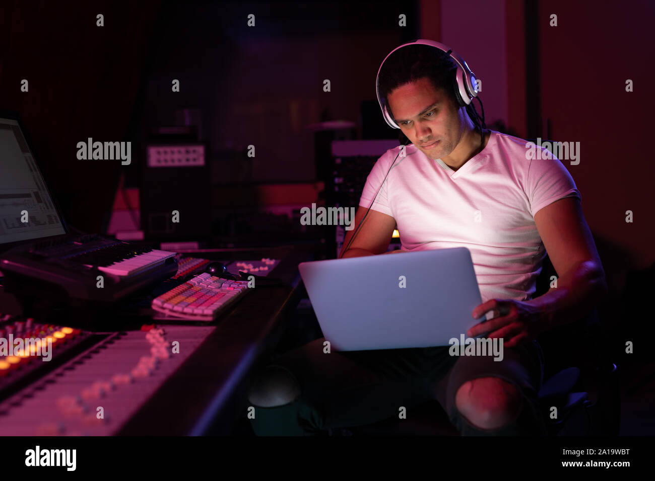 Le producteur de musique de sexe masculin travaillant dans un studio de son Banque D'Images