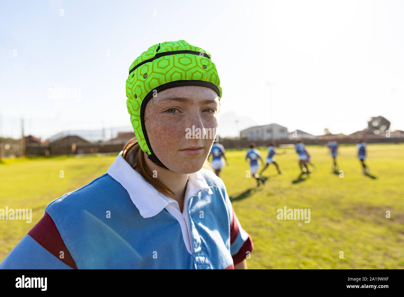 Portrait de jeune femme adulte rugby player sur un terrain de rugby Banque D'Images