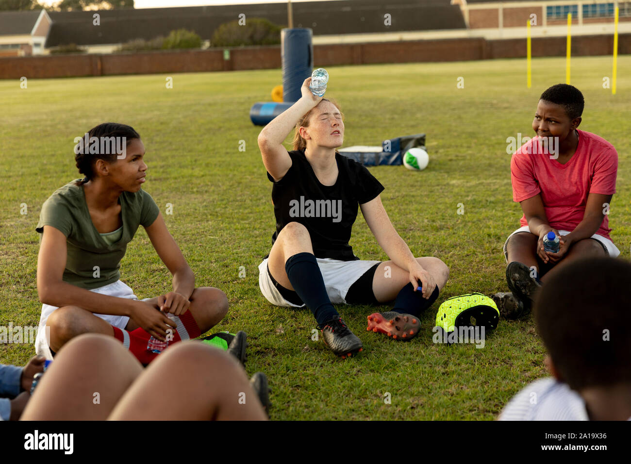 Les jeunes femmes adultes rugby team training Banque D'Images