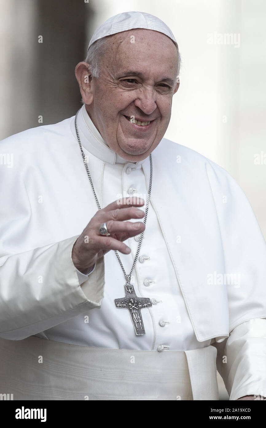 Cité du Vatican, Vatican. 25 Septembre, 2019. Pape Francis sourit comme il arrive à diriger l'audience générale hebdomadaire sur la Place Saint Pierre. Credit : Giuseppe Ciccia/Alamy Live News Banque D'Images Cité du Vatican, Vatican. 25 Septembre, 2019. Pape Francis sourit comme il arrive à diriger l'audience générale hebdomadaire sur la Place Saint Pierre. Credit : Giuseppe Ciccia/Alamy Live News Banque D'Images