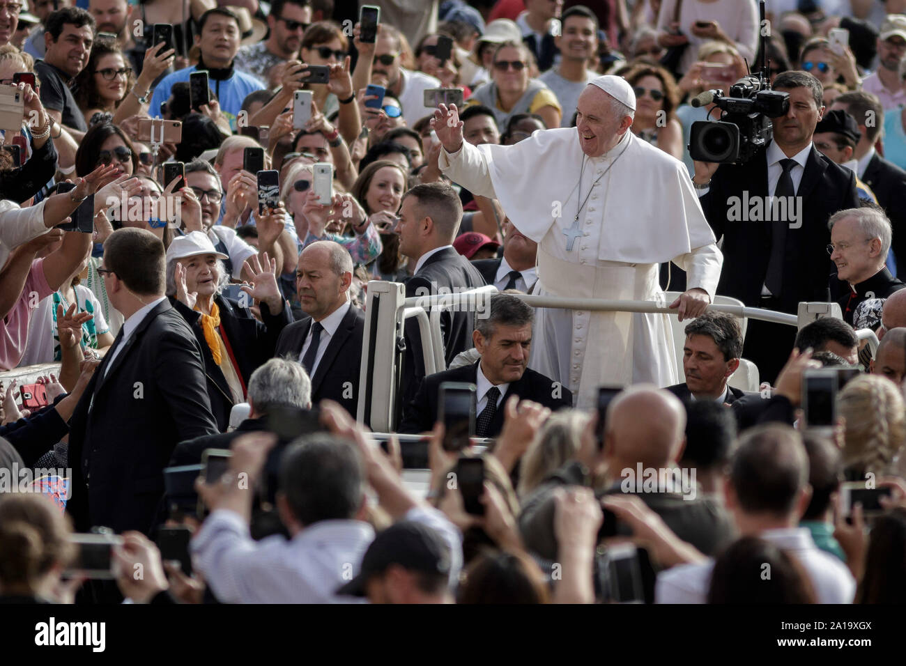 Cité du Vatican, Vatican. 25 Septembre, 2019. Le pape François se déplace sur le biais de la foule de papamobile les fidèles comme il arrive à diriger l'audience générale hebdomadaire sur la Place Saint Pierre. Credit : Giuseppe Ciccia/Alamy Live News Banque D'Images Cité du Vatican, Vatican. 25 Septembre, 2019. Le pape François se déplace sur le biais de la foule de papamobile les fidèles comme il arrive à diriger l'audience générale hebdomadaire sur la Place Saint Pierre. Credit : Giuseppe Ciccia/Alamy Live News Banque D'Images