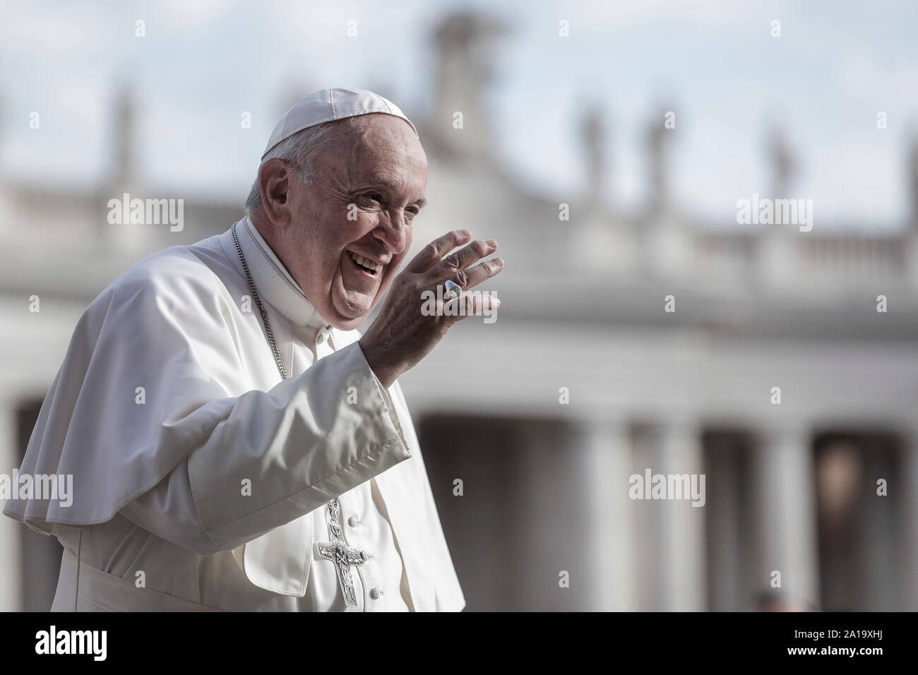 Cité du Vatican, Vatican. 25 Septembre, 2019. Le pape François salue les fidèles comme il arrive à diriger l'audience générale hebdomadaire sur la Place Saint Pierre. Credit : Giuseppe Ciccia/Alamy Live News Banque D'Images Cité du Vatican, Vatican. 25 Septembre, 2019. Le pape François salue les fidèles comme il arrive à diriger l'audience générale hebdomadaire sur la Place Saint Pierre. Credit : Giuseppe Ciccia/Alamy Live News Banque D'Images