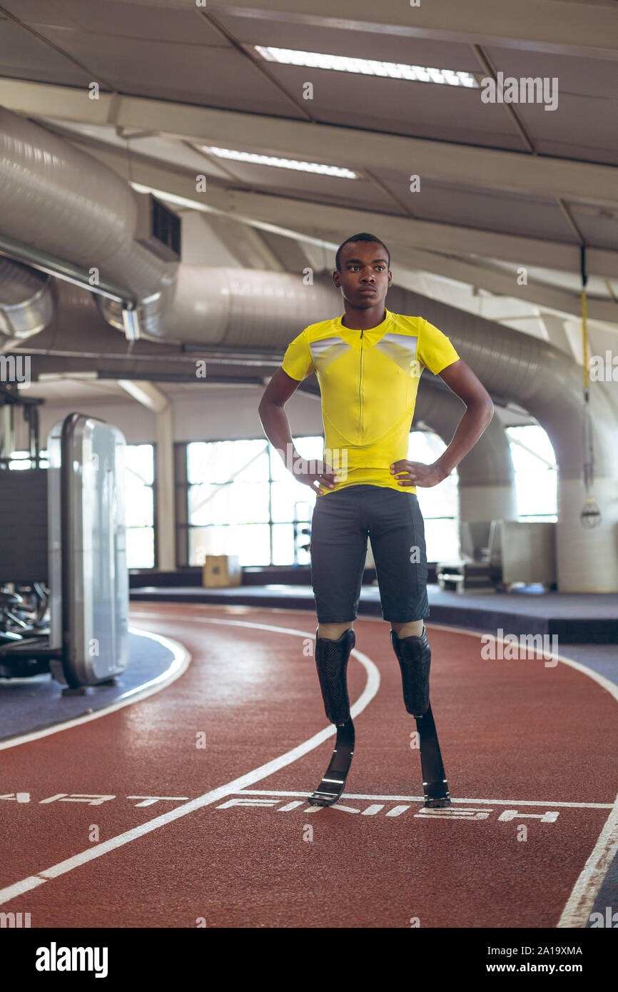 Mobilité African American male athletic debout sur une piste de course dans le centre de remise en forme Banque D'Images