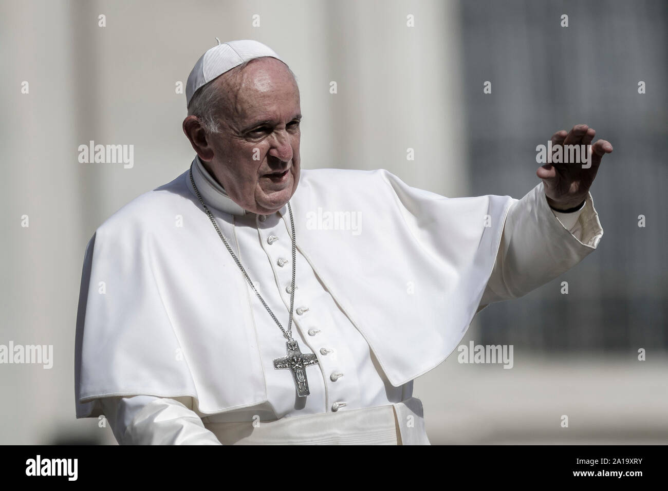 Cité du Vatican, Vatican. 25 Septembre, 2019. Le pape François salue les fidèles pendant qu'il part à la fin de l'audience générale hebdomadaire sur la Place Saint Pierre. Credit : Giuseppe Ciccia/Alamy Live News Banque D'Images Cité du Vatican, Vatican. 25 Septembre, 2019. Le pape François salue les fidèles pendant qu'il part à la fin de l'audience générale hebdomadaire sur la Place Saint Pierre. Credit : Giuseppe Ciccia/Alamy Live News Banque D'Images