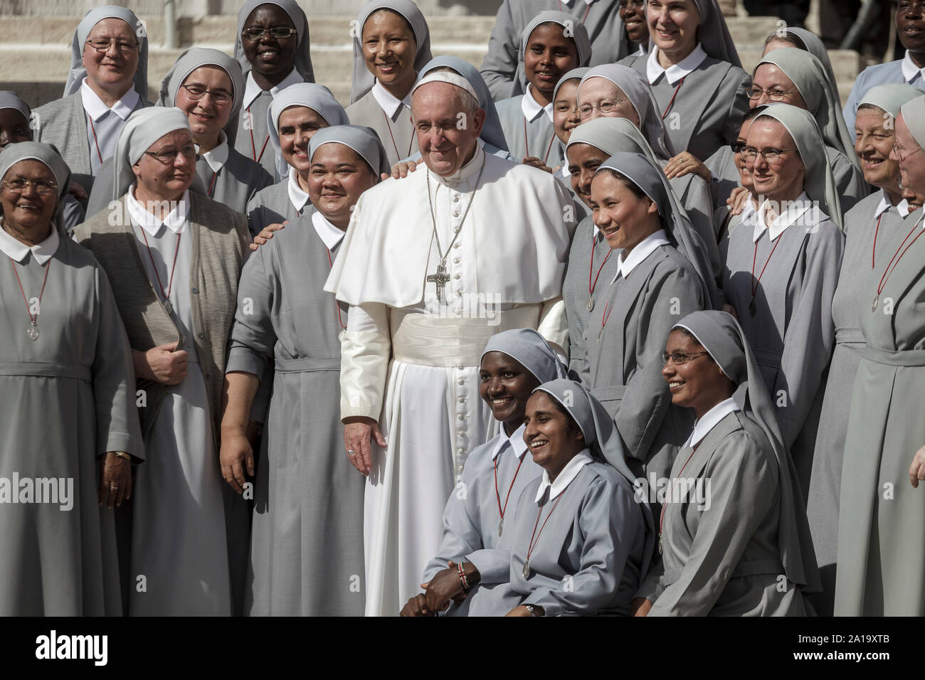 Cité du Vatican, Vatican. 25 Septembre, 2019. Pape Francis pose pour une photo lors de l'audience générale hebdomadaire sur la Place Saint Pierre. Credit : Giuseppe Ciccia/Alamy Live News Banque D'Images Cité du Vatican, Vatican. 25 Septembre, 2019. Pape Francis pose pour une photo lors de l'audience générale hebdomadaire sur la Place Saint Pierre. Credit : Giuseppe Ciccia/Alamy Live News Banque D'Images
