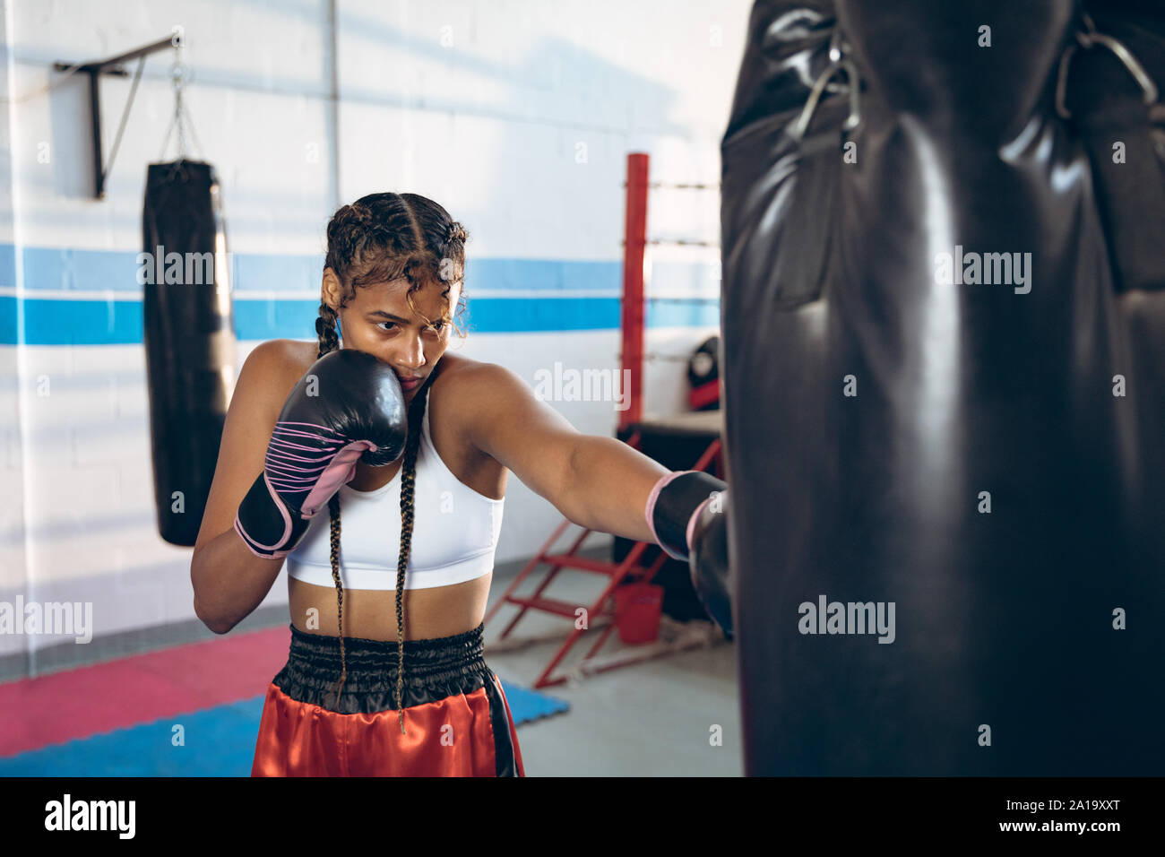 Boxer boxe sac de frappe avec la pratique en club de boxe Banque D'Images