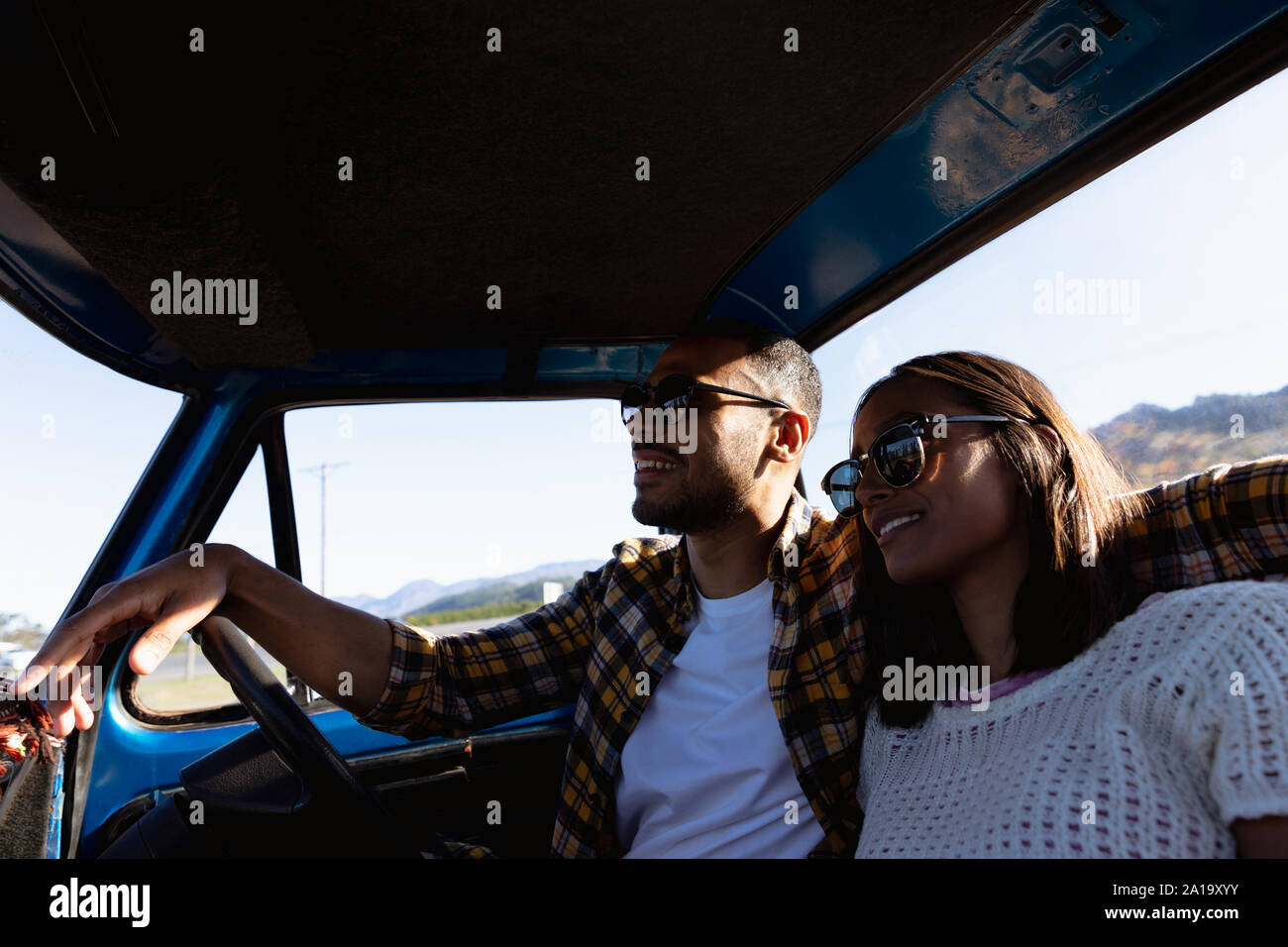 Jeune couple sur un voyage sur la route dans leur camionnette Banque D'Images