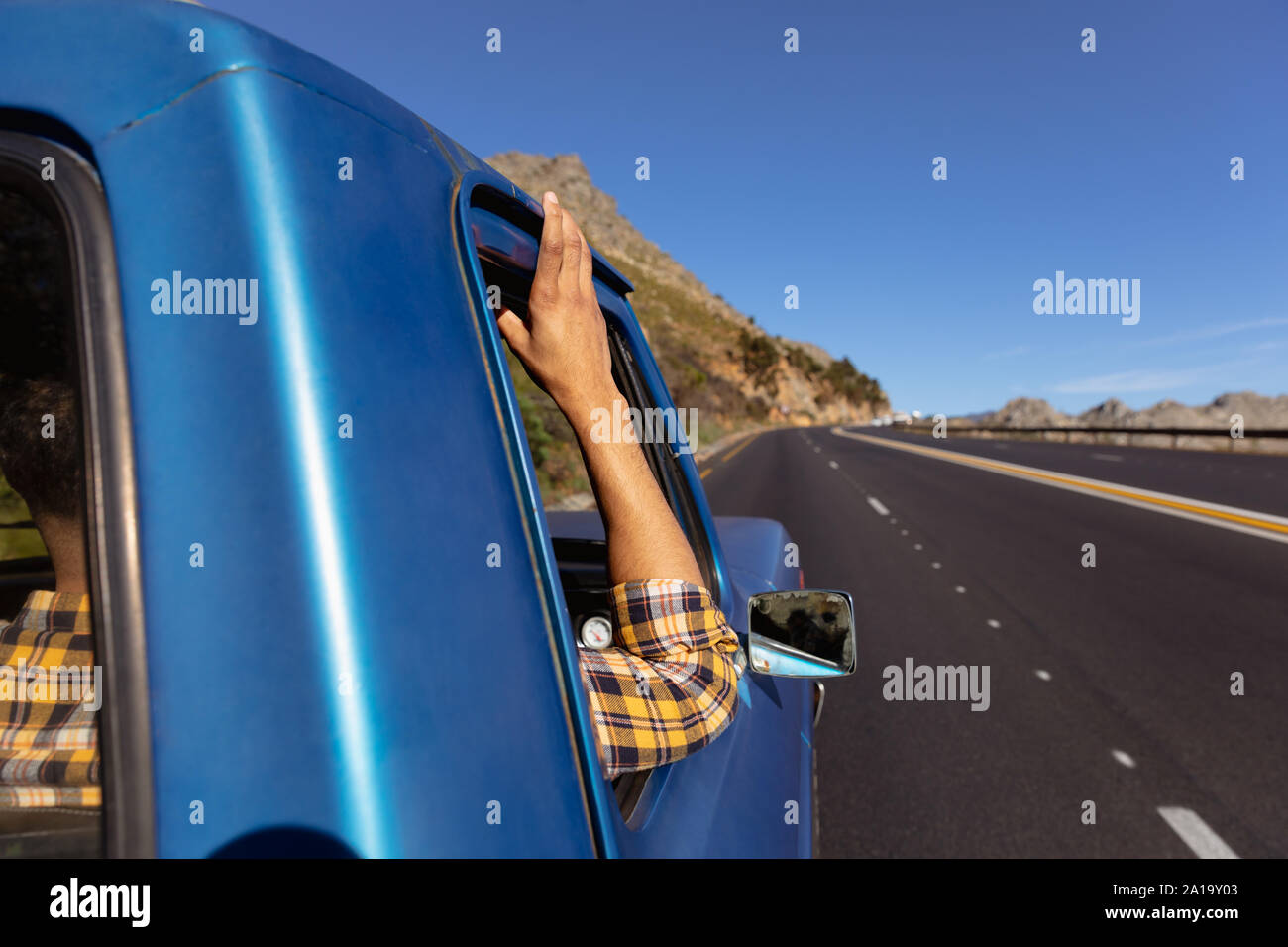 Des bras du pilote dans une camionnette sur l'autoroute Banque D'Images