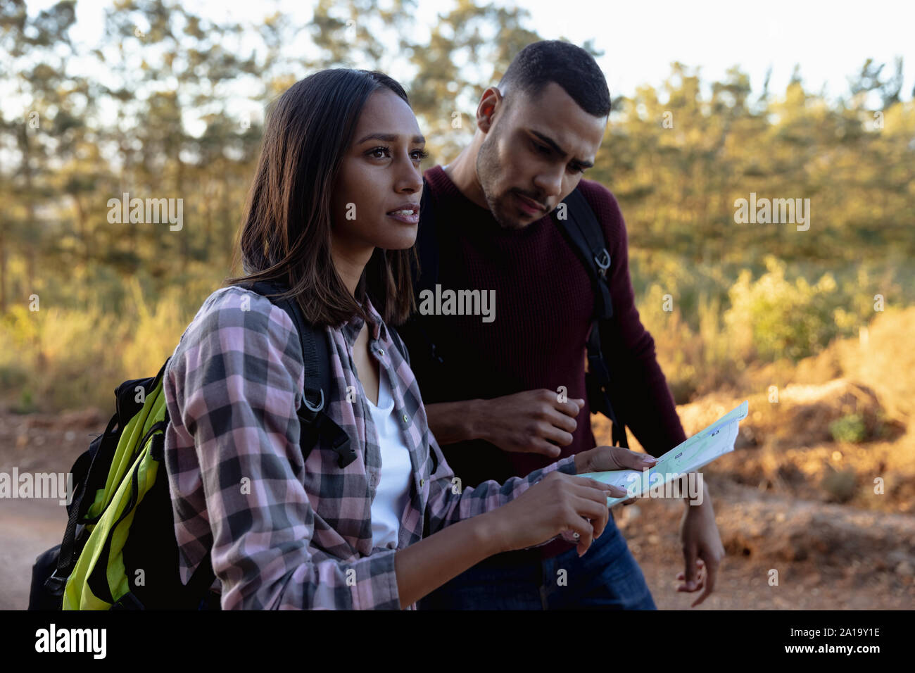 Jeune couple hiking reading a map Banque D'Images