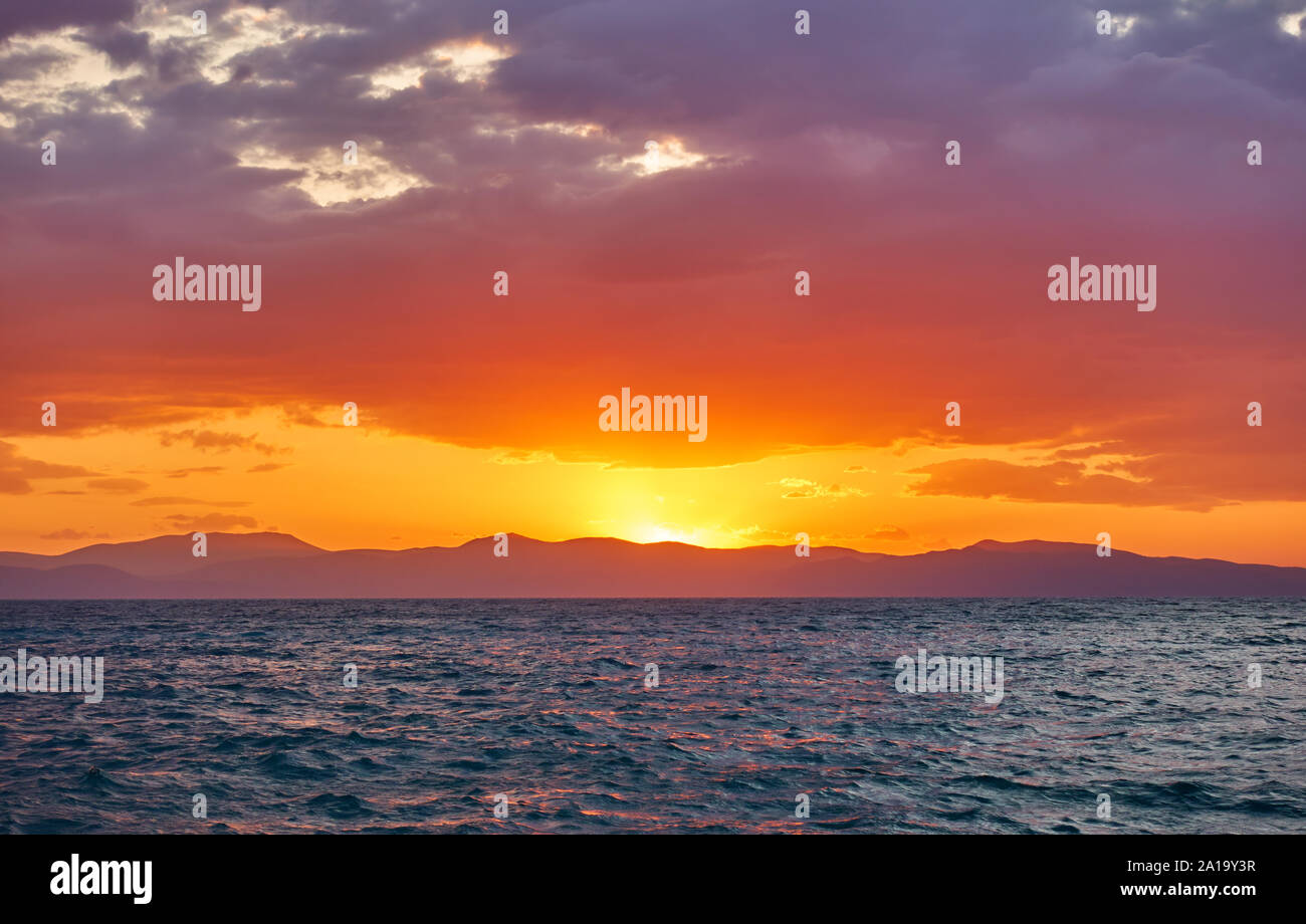 Beau coucher du soleil sur le golfe Saronique de la mer Egée à l'île d'Aegina, Grèce - Coucher de soleil - paysage marin Banque D'Images