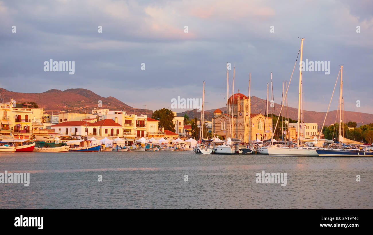 Vue panoramique du port et front de mer dans la ville d'Egine au coucher du soleil, les îles saroniques, Grèce Banque D'Images
