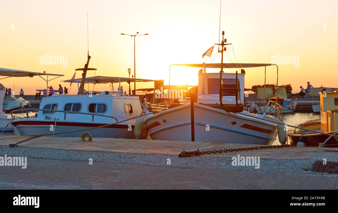 Port d'Aegina avec de vieux bateaux de pêche au coucher du soleil, les îles saroniques, Grèce Banque D'Images