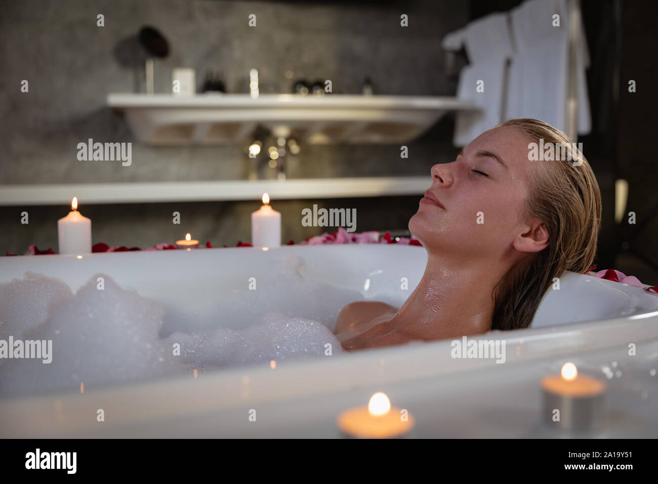 Young blonde woman relaxing in a Bath Banque D'Images