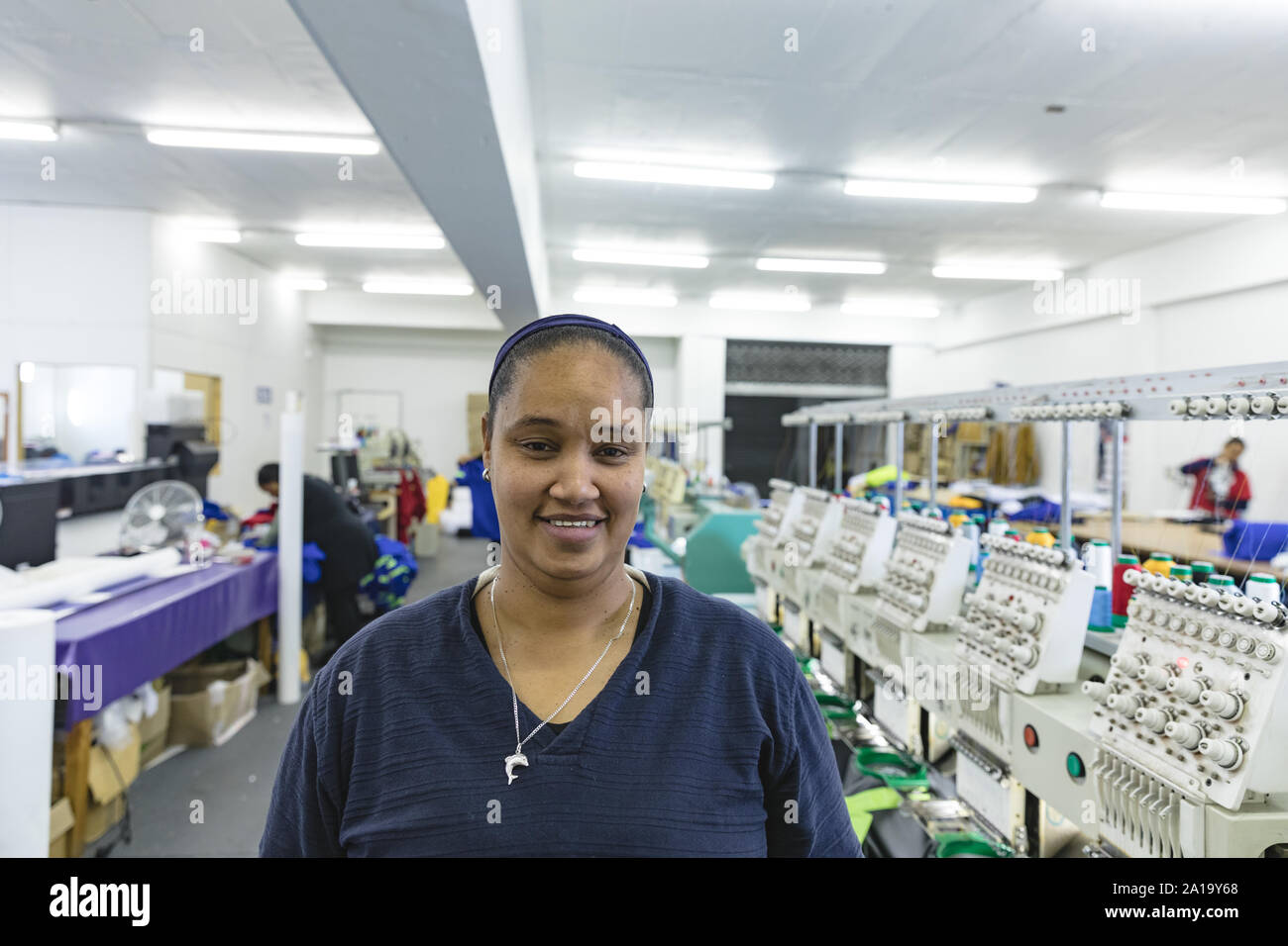 Portrait d'une jeune femme dans une usine de confection Banque D'Images