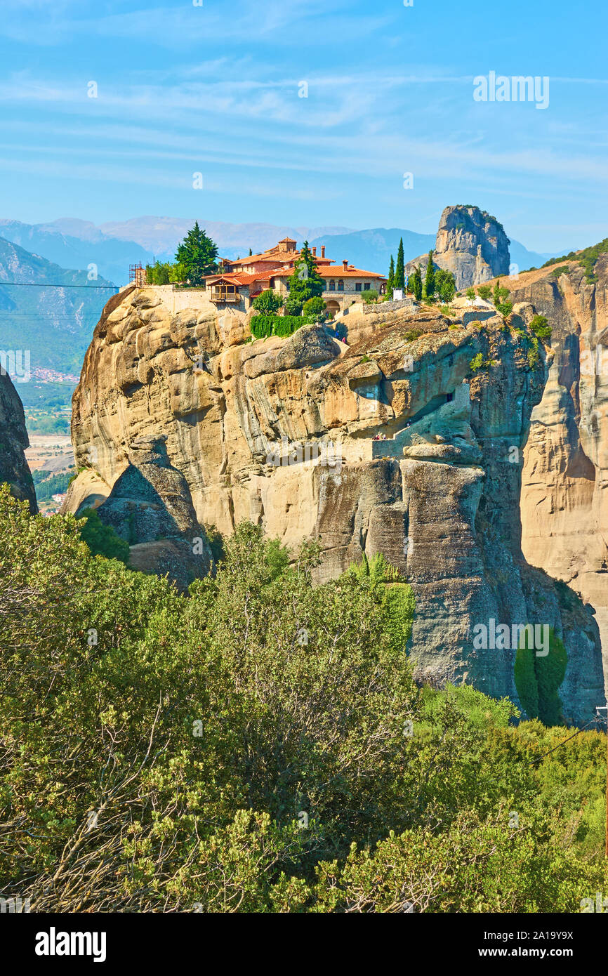 Le monastère de la Sainte-trinité sur la partie supérieure de la roche en Météores, Thessalie, Grèce - Paysage Banque D'Images
