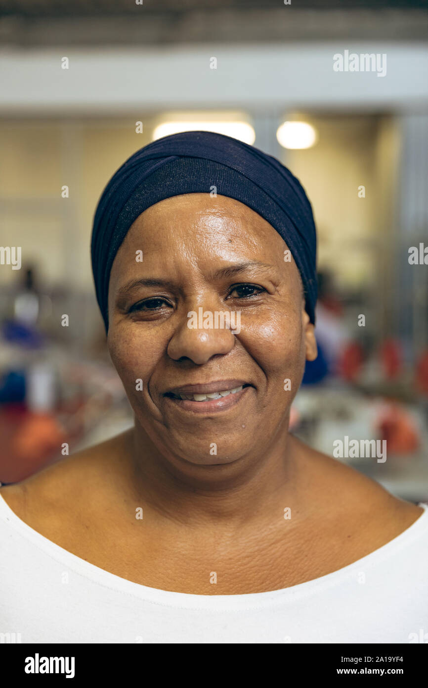 Portrait d'une femme d'âge moyen dans une usine de confection Banque D'Images
