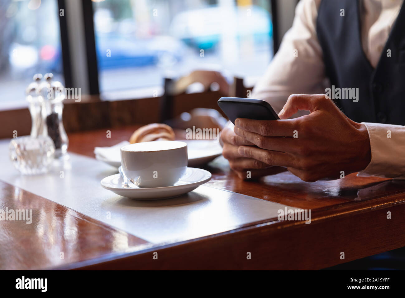 Young man in a cafe Banque D'Images