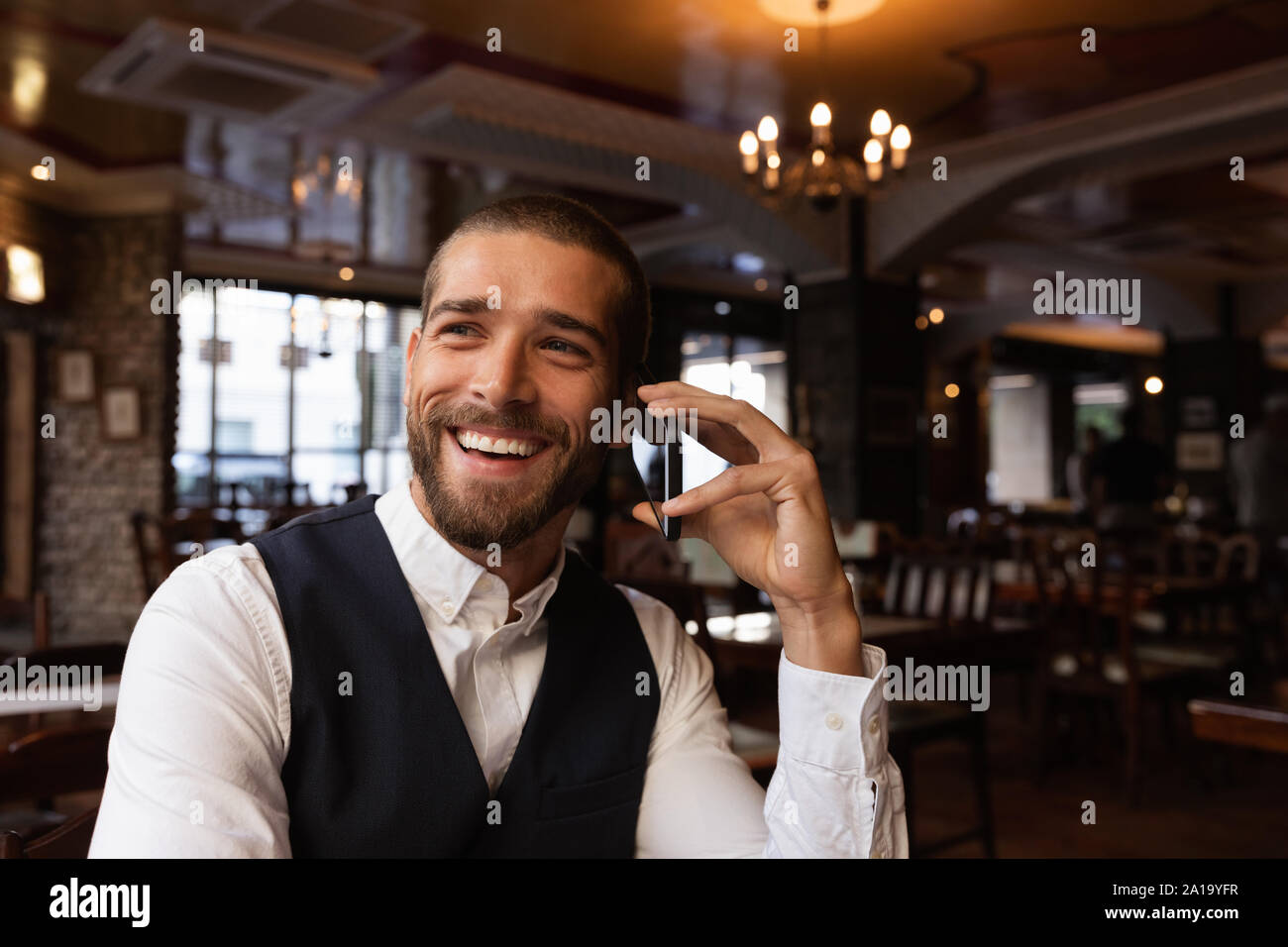 Young man in a cafe Banque D'Images