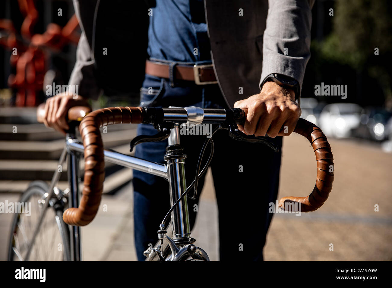 Jeune homme professionnel wheeling un vélo Banque D'Images