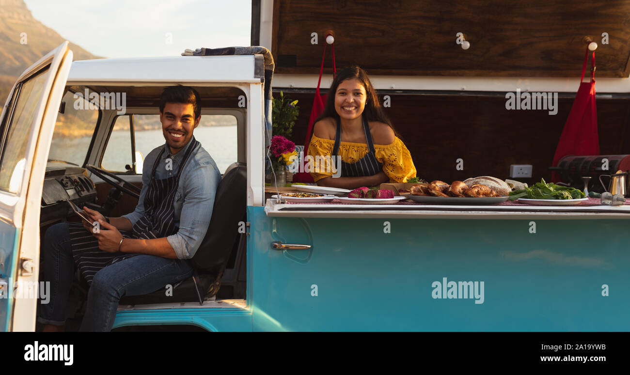 Jeune couple assis dans l'alimentation distributeur chariot Banque D'Images