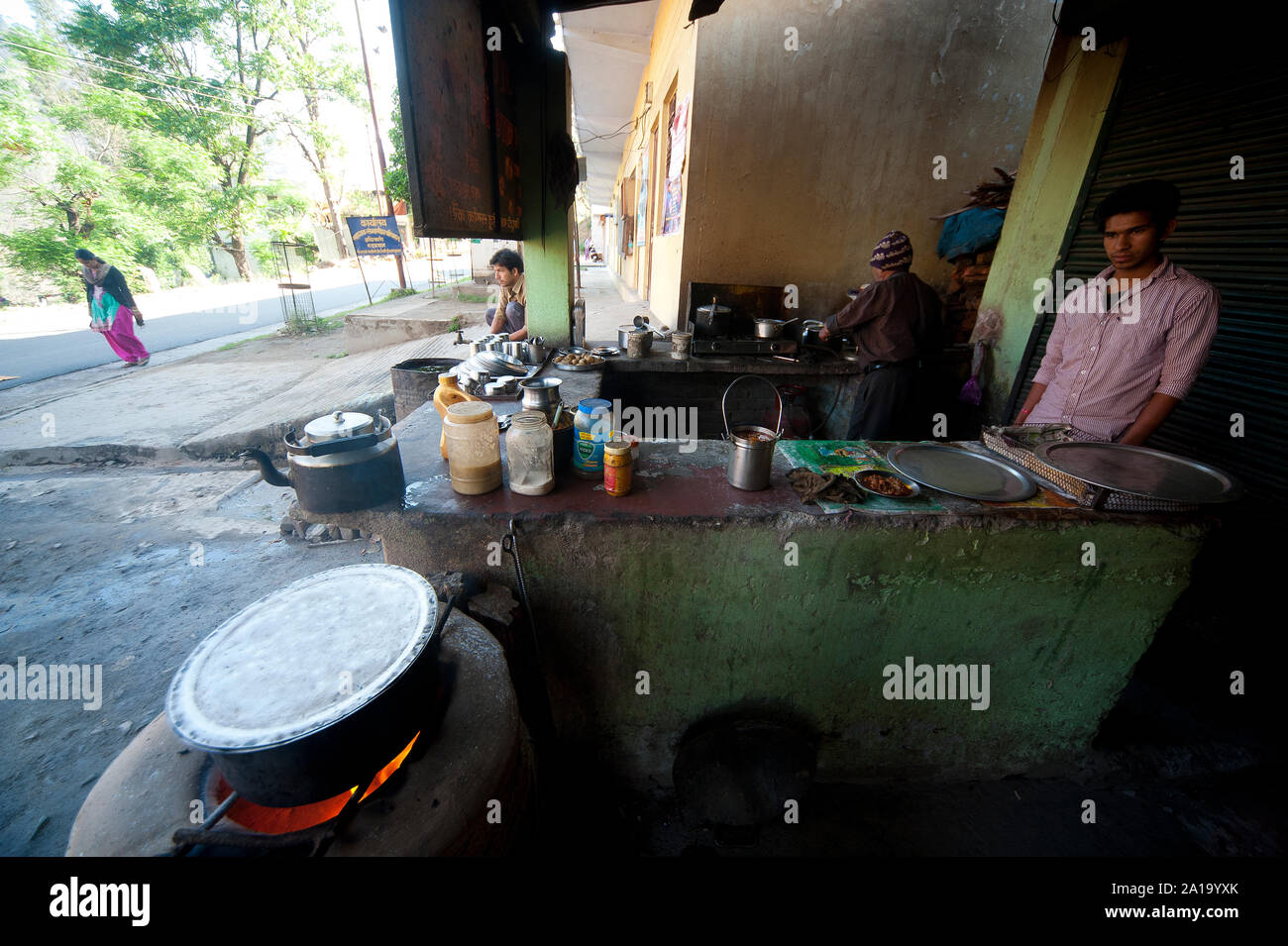 L'homme indien de préparer des aliments à une rue typique food à Rudraprayag ville, Uttarakhand, Inde Banque D'Images