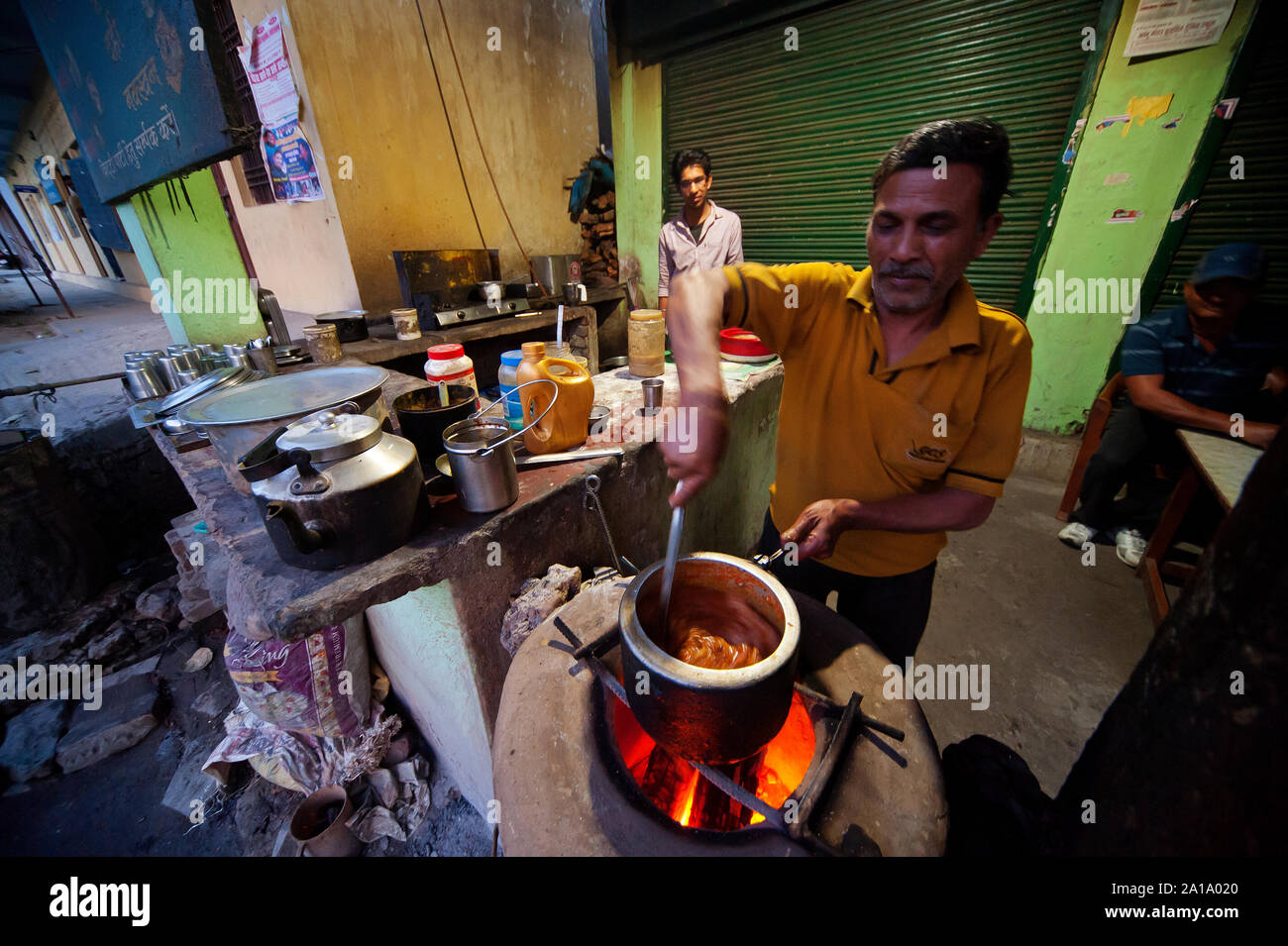 L'homme indien de préparer des aliments à une rue typique food à Rudraprayag ville, Uttarakhand, Inde Banque D'Images