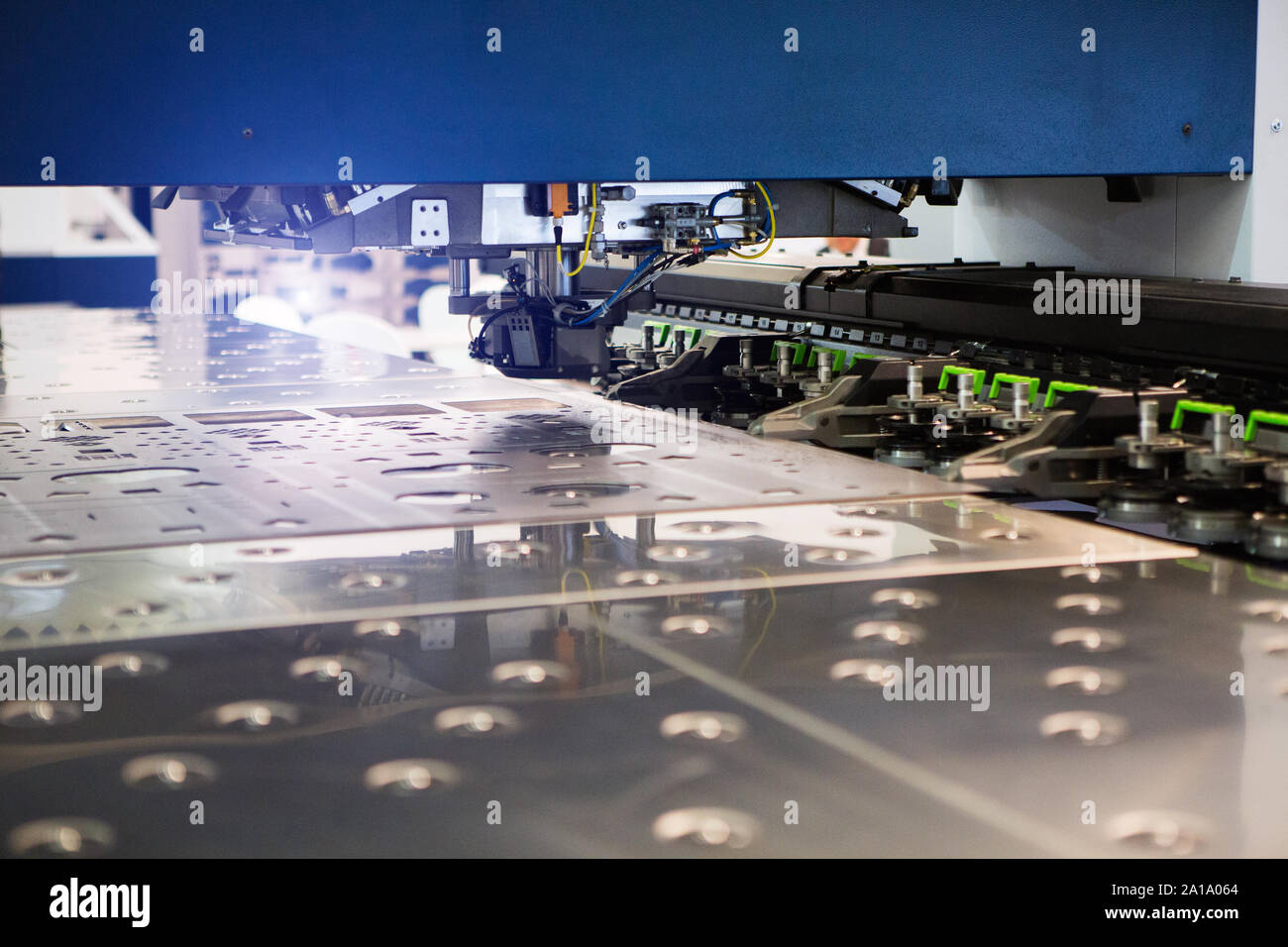 Robot d'estampillage des produits métalliques pendant le travail. Usine automatisé moderne Banque D'Images