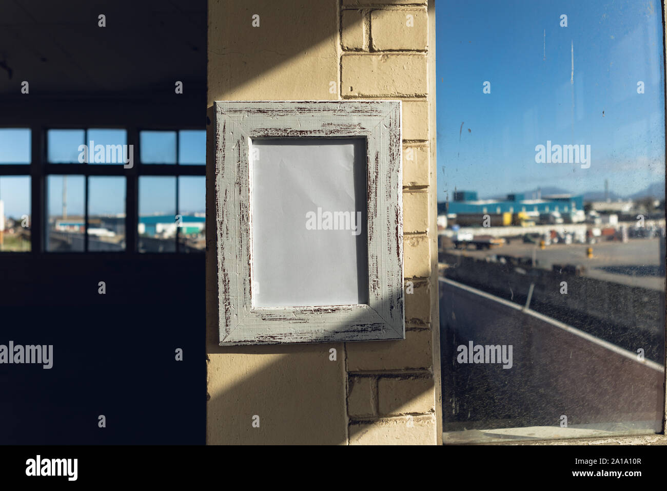 Blank photo accroché sur un mur Banque D'Images