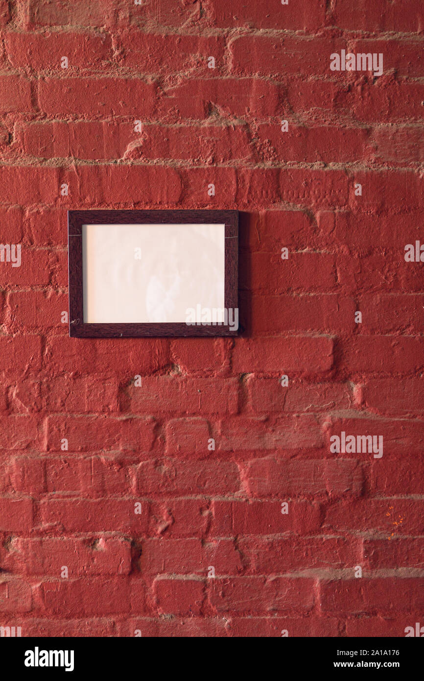 Blank photo accroché sur un mur Banque D'Images