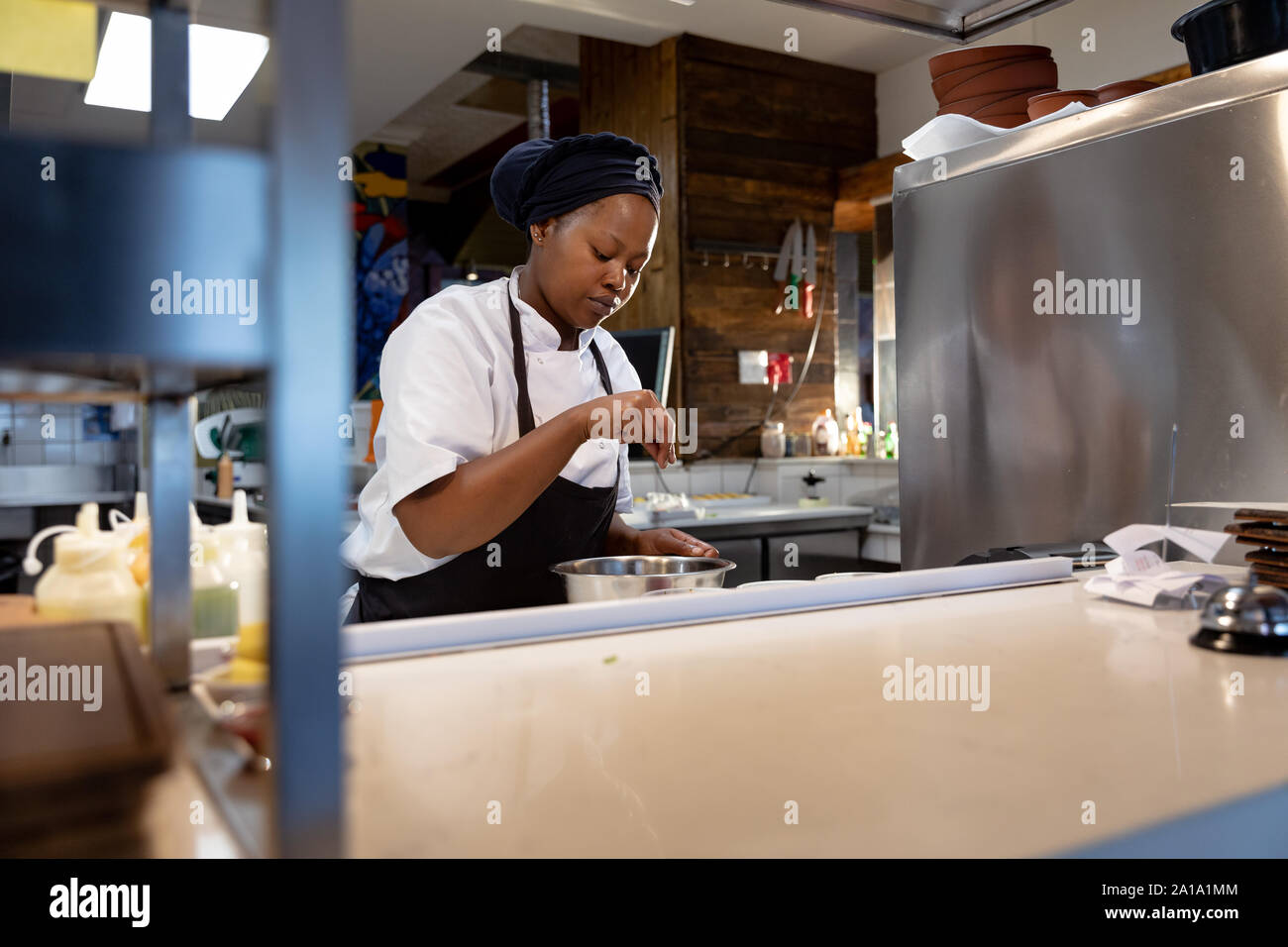 Woman cooking in restaurant kitchen Banque D'Images