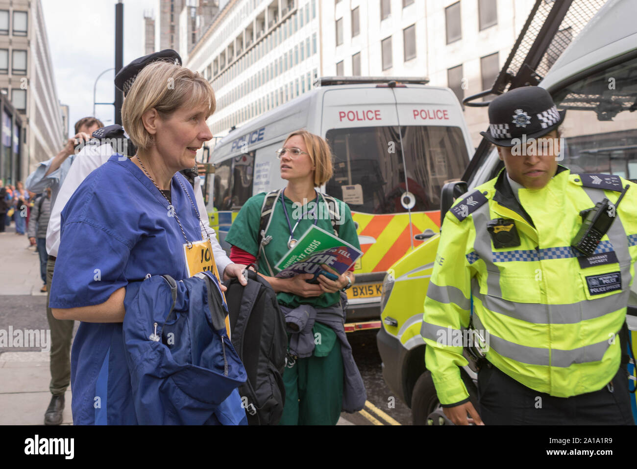 Londres, Royaume-Uni. 25 Septembre, 2019. Les médecins de la NHS représentant une campagne environnementale Extinction groupe rébellion, super glue eux-mêmes à l'entrée à l'extérieur du Ministère de l'économie, de l'énergie et de stratégie industrielle, rue Victoria, Westminster. Credit : Penelope Barritt/Alamy Live News Banque D'Images