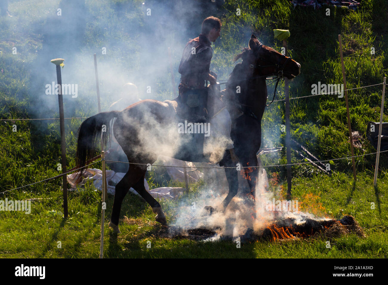 Jeune homme en costume hongrois ancien cheval de par le feu à Sopron, Hongrie Banque D'Images