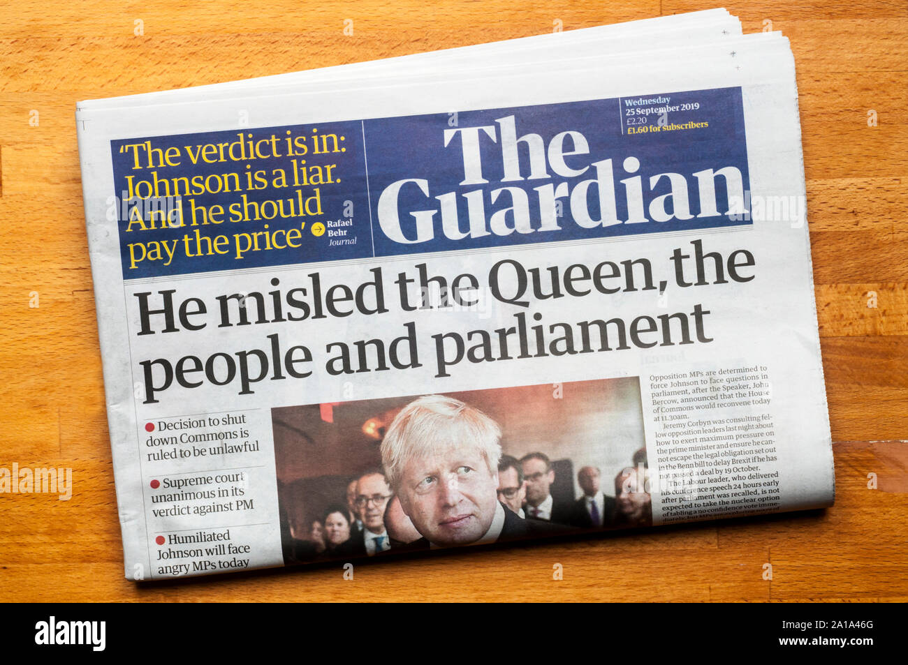 Un tuteur titre après Boris Johnson's prorogation du Parlement est jugée illégale indique qu'il a trompé la Reine, le peuple et le parlement. Banque D'Images