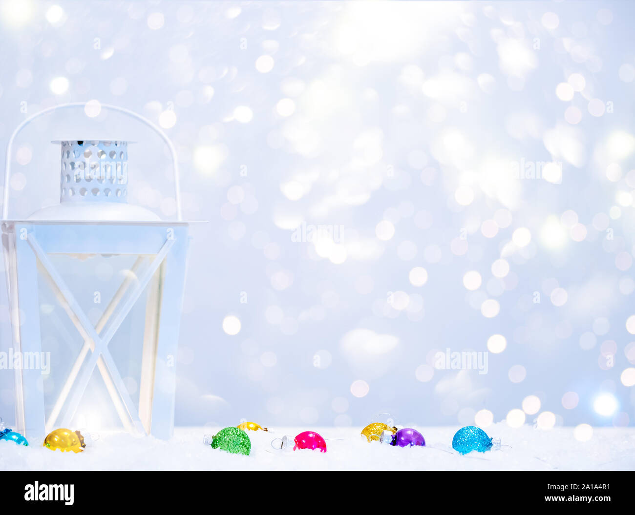 Fond d'hiver, lampe lanterne avec des boules de noël et de copier l'espace. Joyeux Noël et Bonne Année ! Banque D'Images Fond d'hiver, lampe lanterne avec des boules de noël et de copier l'espace. Joyeux Noël et Bonne Année ! Banque D'Images